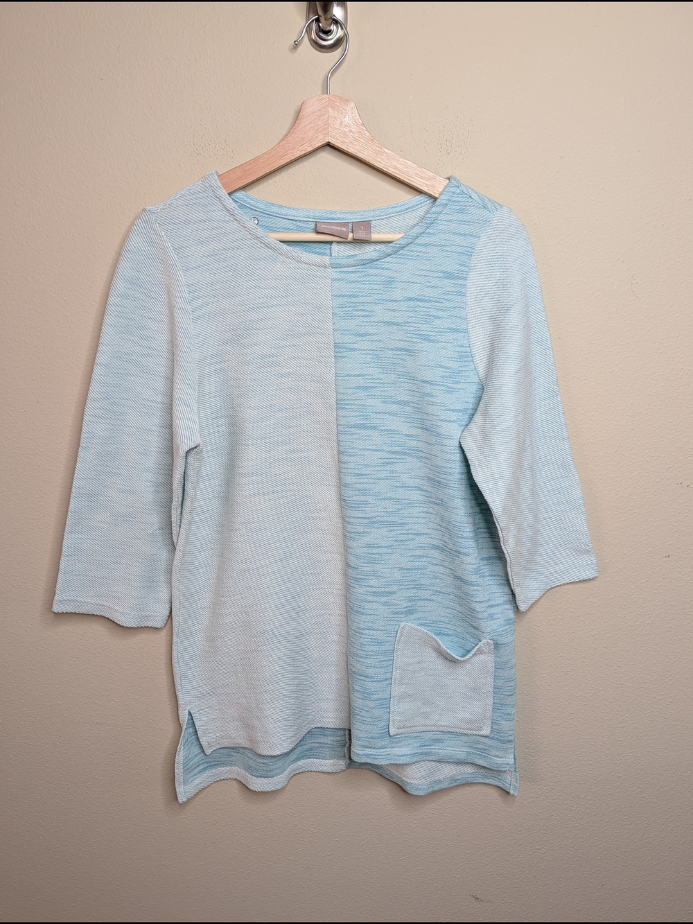 Chico's Size 1 (M) Colorblock Knit Top Aqua White 3/4 Sleeve Pocket Tunic